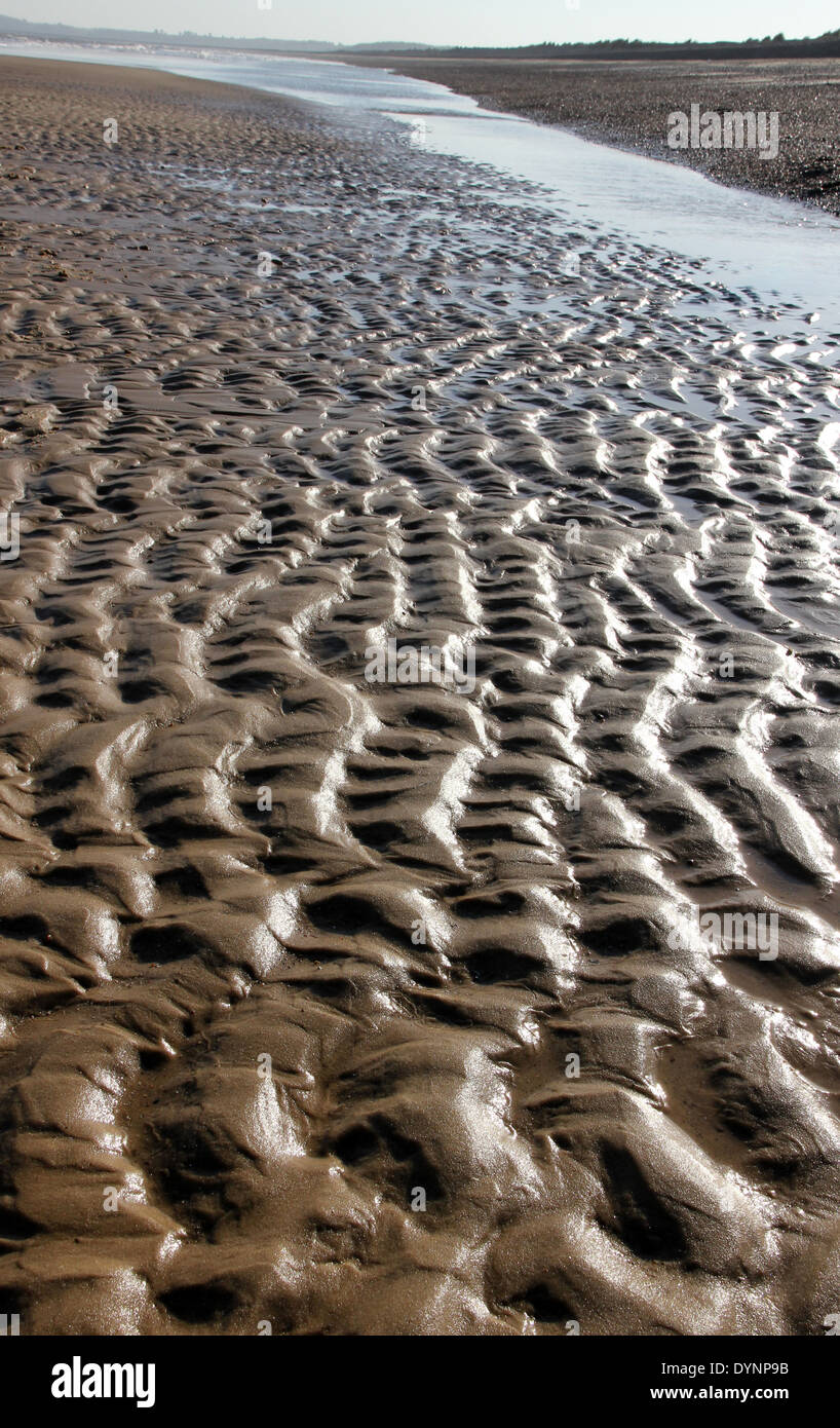 Abendlicht am Walberswick Strandsand Wellen, Sohle Bay, Suffolk, UK. Blick nach Süden in Richtung Dunwich. Stockfoto