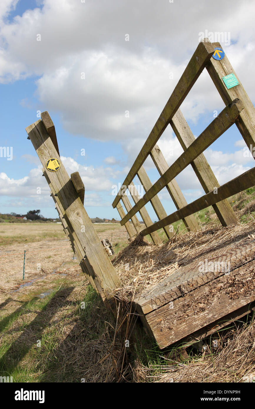 Dezember 2013 Überspannungsschäden zu stürmen Walberswick Suffolk. Fußgängerbrücke gewaschen vom Dunwich Fluss am Strand ausruhen. Stockfoto