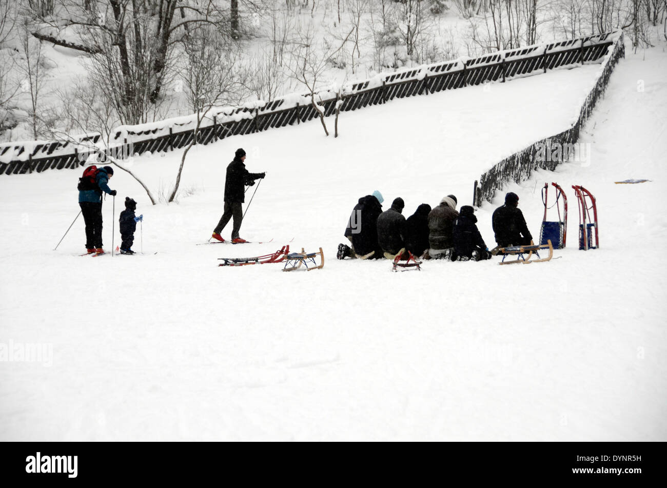 Muslimische Einwanderer in Norwegen beten in Richtung Mekka im Schnee bei einem Besuch in der Nordmarka, außerhalb der Hauptstadt Oslo, Norwegen Stockfoto