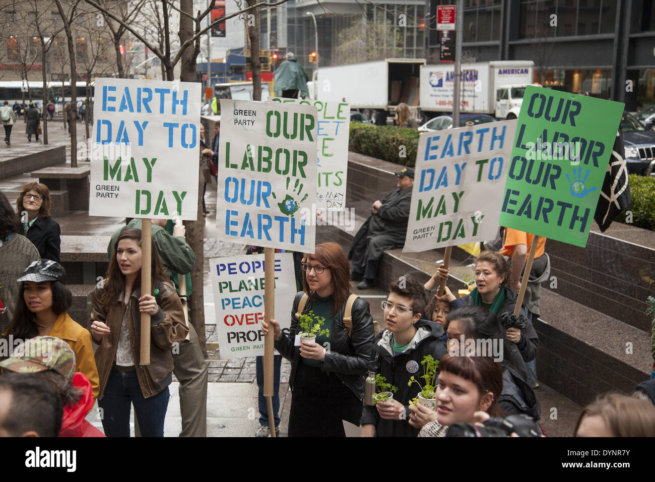 New York, NY, USA. 22. April 2014. Umwelt-Aktivisten Kundgebung am Earth Day am Zuccotti Park, dann März an die Wall Street System fordern ändern nicht Klimawandel. Die Occupy-Bewegung ist noch in New York scheint. Bildnachweis: David Grossman/Alamy Live-Nachrichten Stockfoto