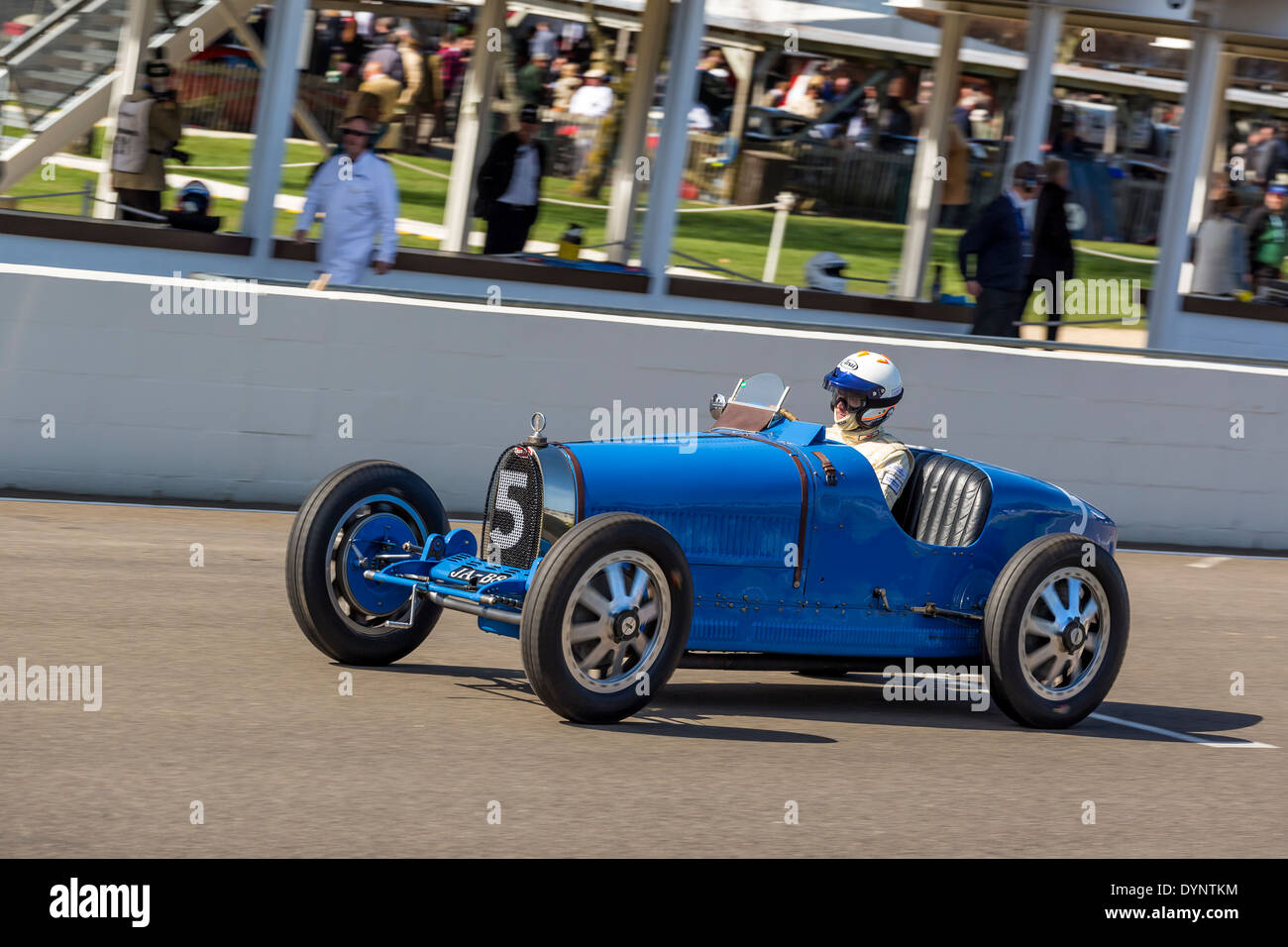 1925 Bugatti Typ 35 mit Fahrer Annette Mason, Grover-Williams Trophy Rennen, 72. Goodwood Mitgliederversammlung, Sussex, UK. Stockfoto