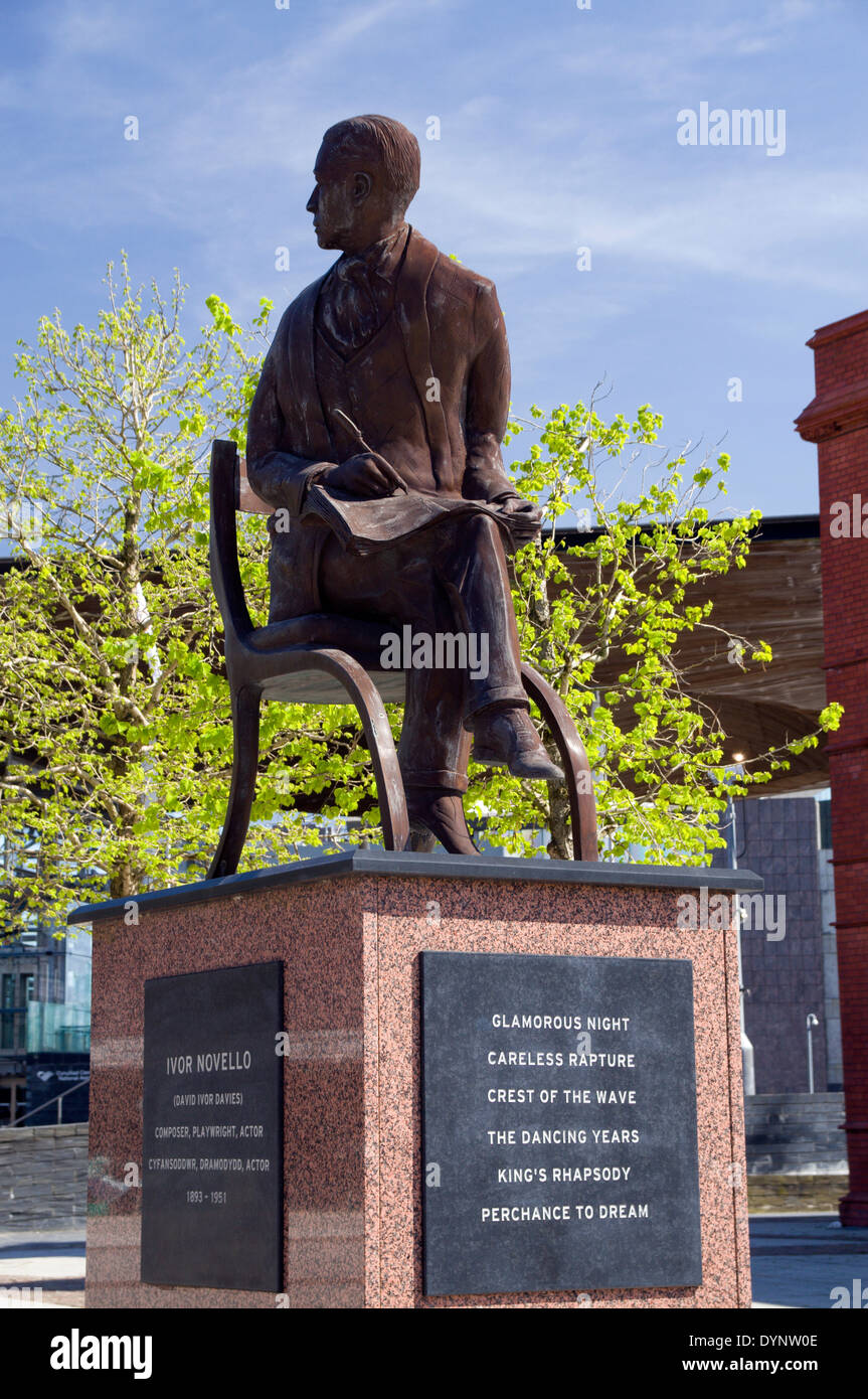 Statue von Cardiff Lied Schriftsteller und Schauspieler Ivor Novello, Cardiff Bay, South Wales geboren. Stockfoto