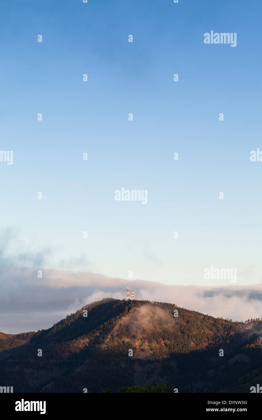 Kommunikation-Türme auf der Oberseite der Cumbres de Bolico in Santiago del Teide, im Morgengrauen, Teneriffa, Kanarische Inseln, Spanien Stockfoto