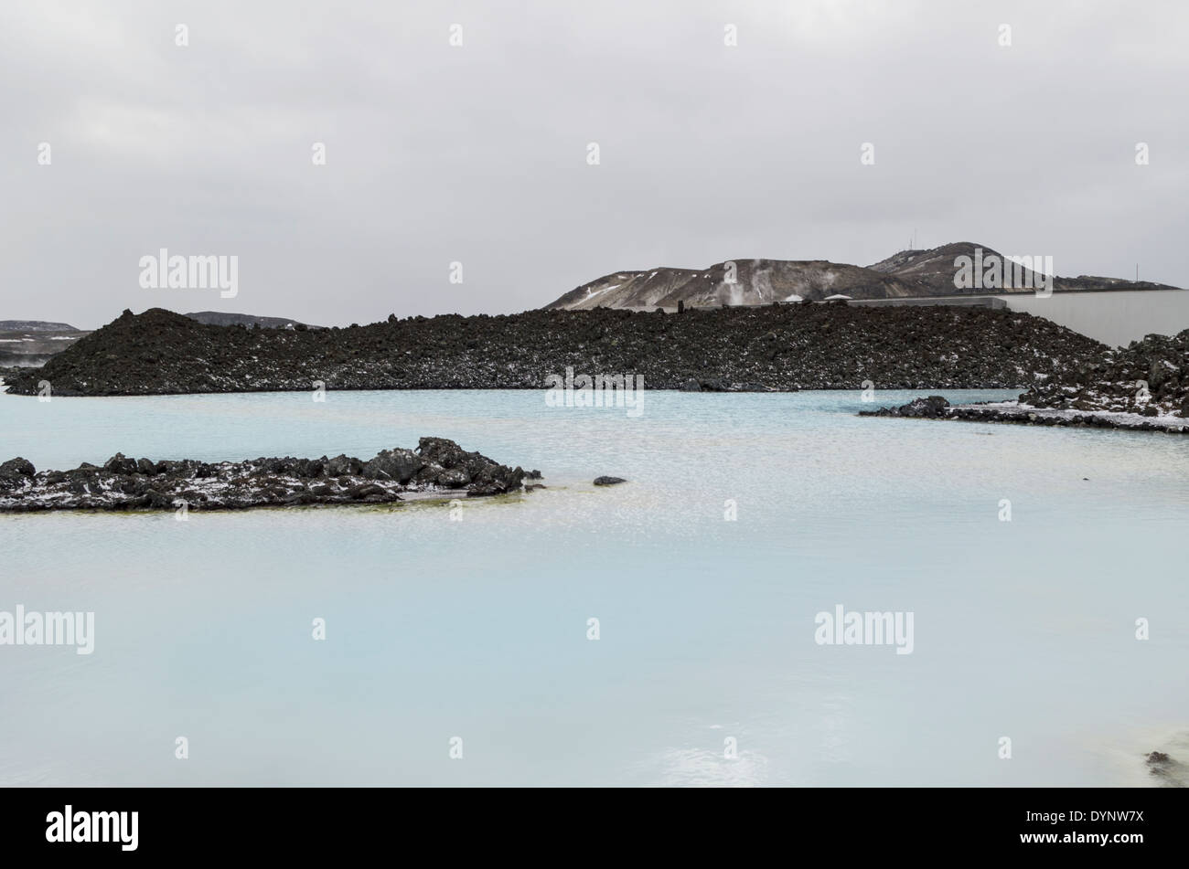 warmes Wasser in der blauen Lagune Island mit Bergen im Hintergrund Stockfoto