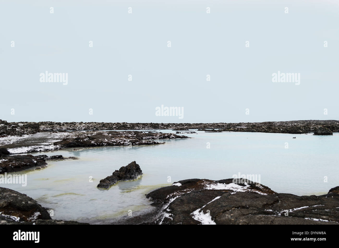 warmes Wasser in der blauen Lagune Island mit Felsen und Steinen Stockfoto