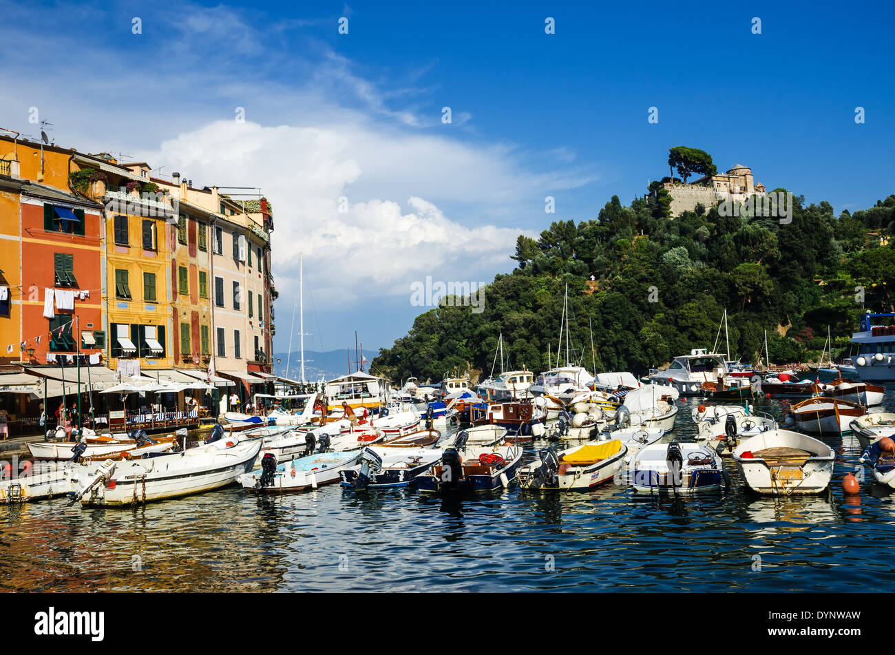 Portofino ist ein italienisches Fischerdorf und berühmt für seine malerischen Hafen gehobenen Resort. Ligurischen Meer, Mittelmeer. Stockfoto