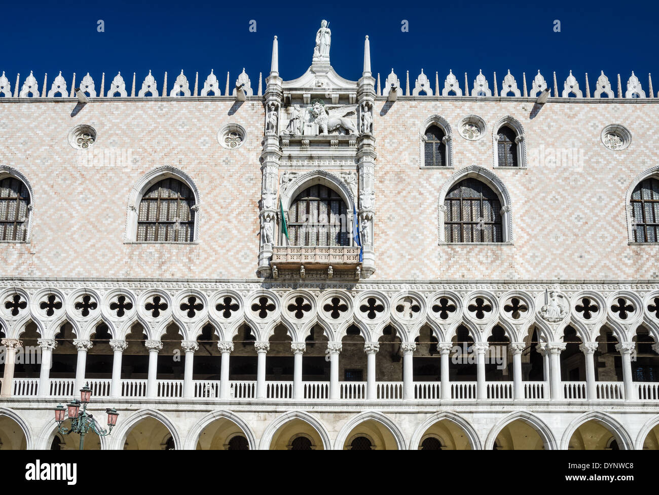 Venedig, Italien. Detail mit Dogenpalast Fassade, gebaut im Stil der venezianischen Gotik in Piazza San Marco. Stockfoto