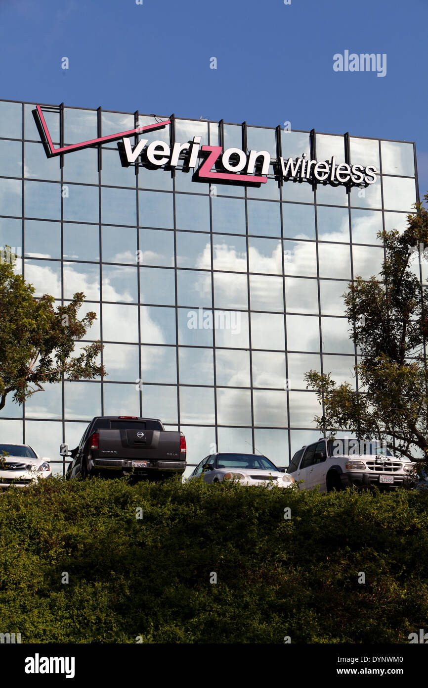 Firmenlogo von Verizon wireless auf dem gespiegelten Glas eines Bürogebäudes im April 2013. Stockfoto