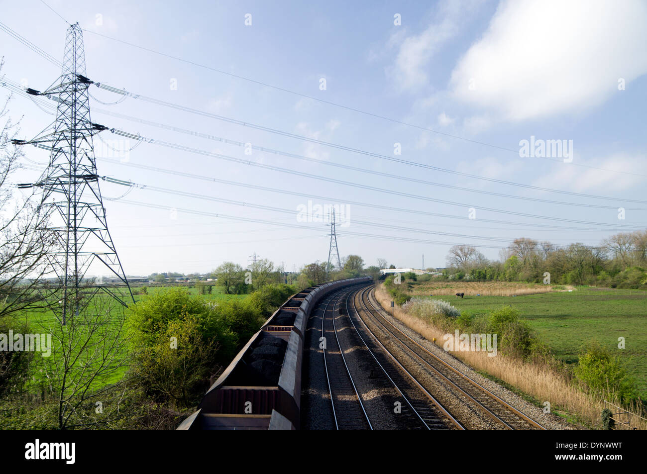 Zug auf der Bahnstrecke zwischen Newport und Cardiff, Südwales, UK. Stockfoto