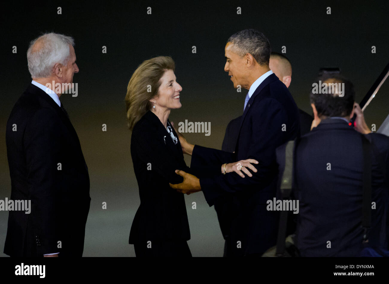 US-Präsident Barack Obama empfängt Botschafter in Japan Caroline Kennedy und hier Mann Edwin Schlossberg bei der Ankunft am Flughafen Tokio-Haneda 23. April 2014 in Tokio, Japan. Stockfoto US-Präsident Barack Obama empfängt Botschafter in Japan Caroline Kennedy und hier Mann Edwin Schlossberg bei der Ankunft am Flughafen Tokio-Haneda 23. April 2014 in Tokio, Japan. Stockfoto