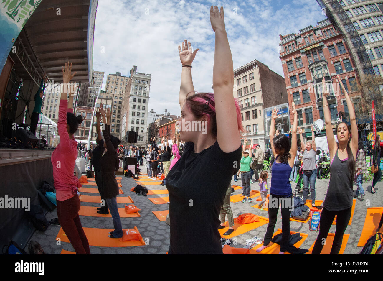 Besucher zum Union Square in New York mit Yoga auf der Earth Day New York-Messe Stockfoto