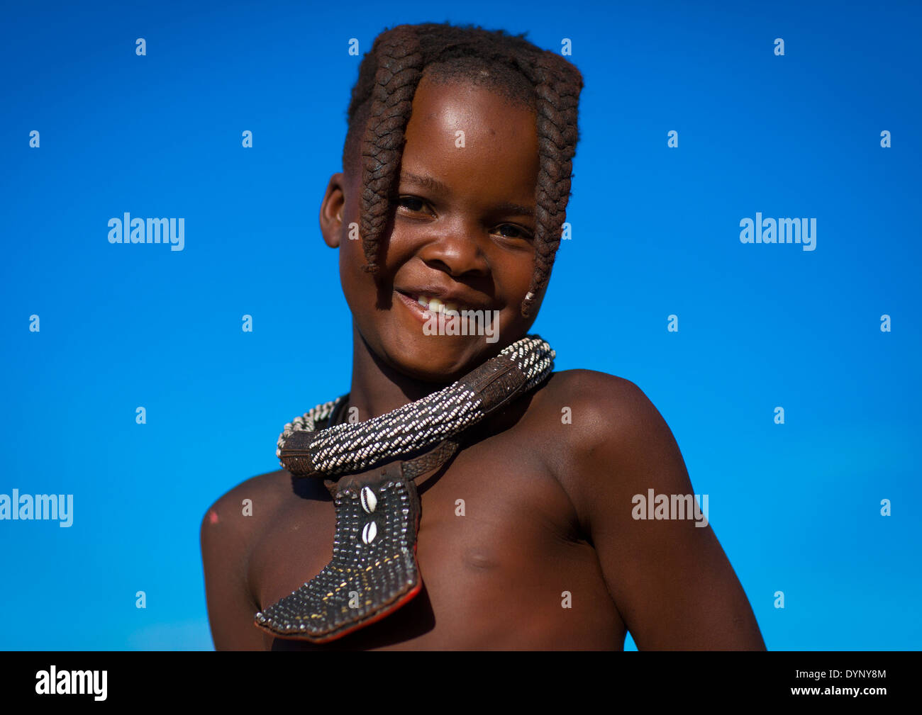 Himba-Mädchen mit ethnischen Frisur, Epupa, Namibia Stockfotografie - Alamy...