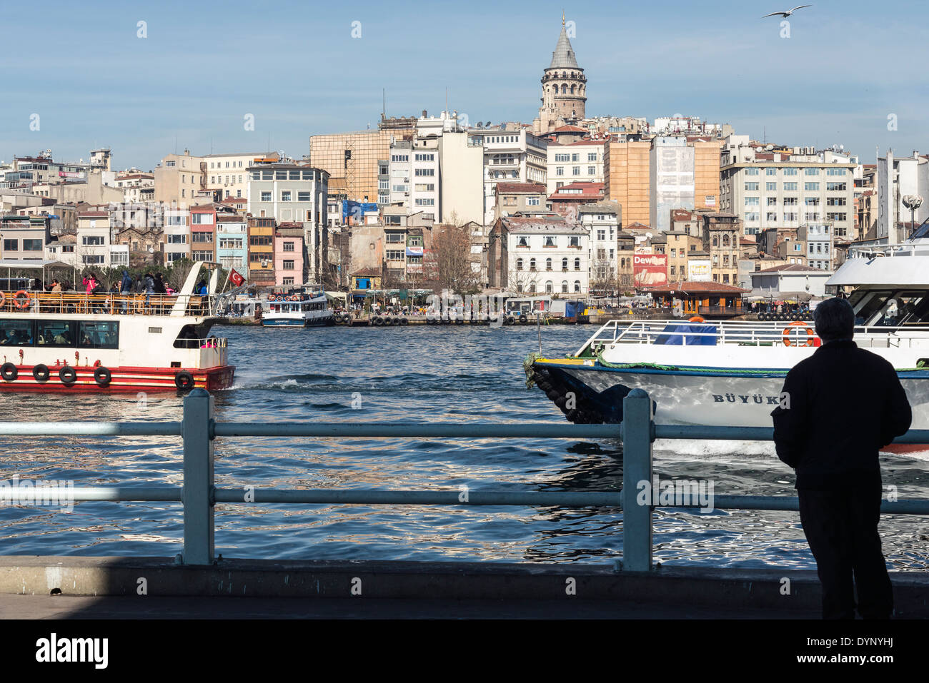 Blick vom Galata-Brücke mit Fähren am Goldenen Horn. Beyoglu und der Galata Turm im Hintergrund. Istanbul, Türkei. Stockfoto