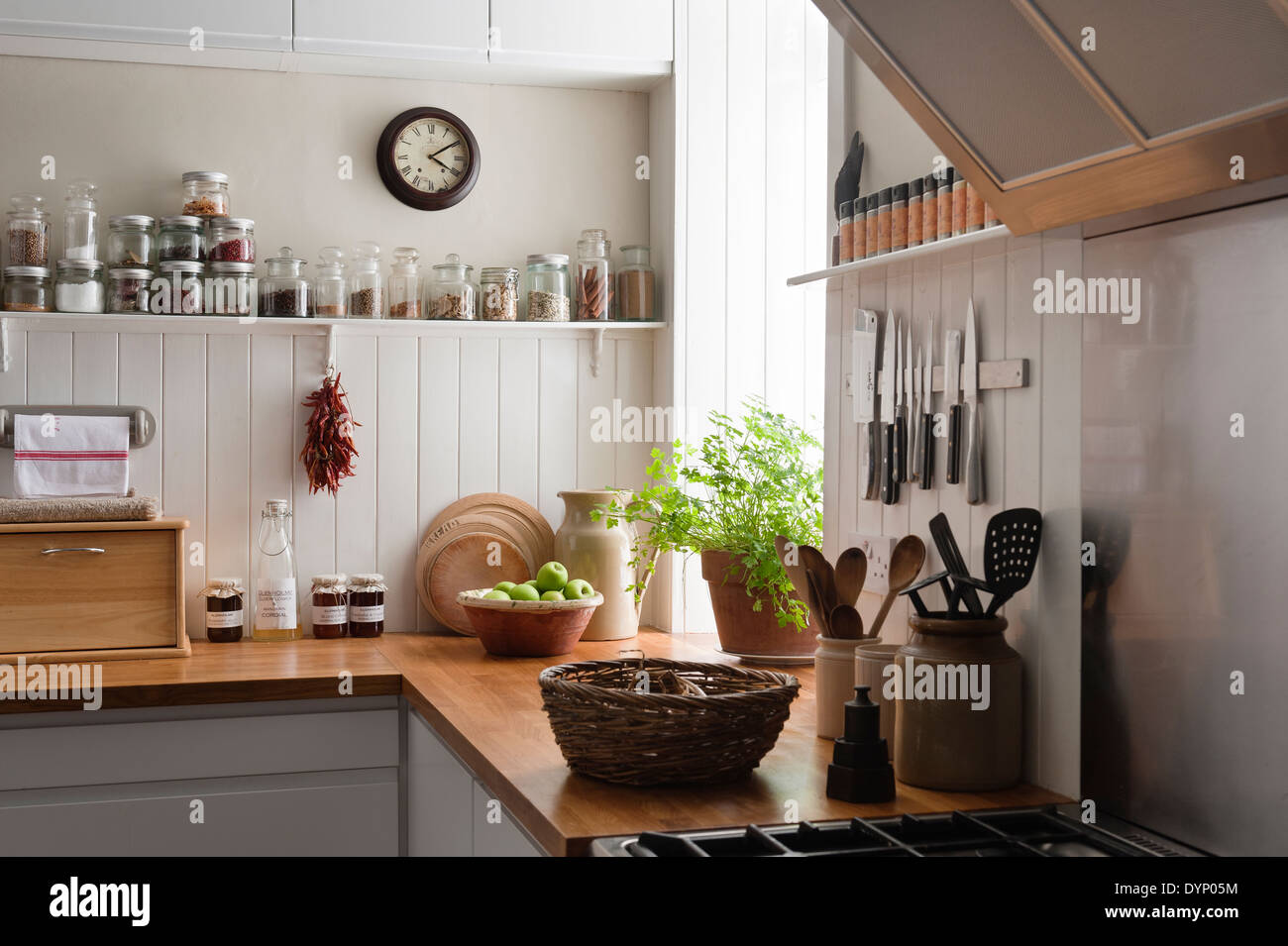 Offene Regale und massiver Eiche Arbeitsflächen in der Küche mit weißem Holz Wandpaneele Stockfoto