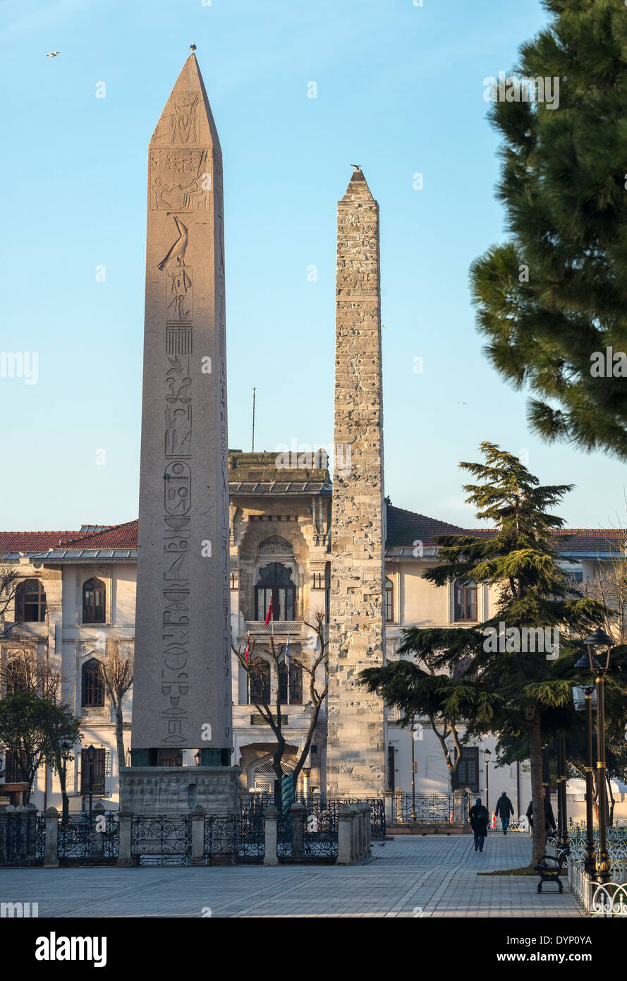 Das Hippodrom, mit Blick auf den ägyptischen Obelisken und der Spalte von Constantine, Sultanahmet, Istanbul, Türkei. Stockfoto
