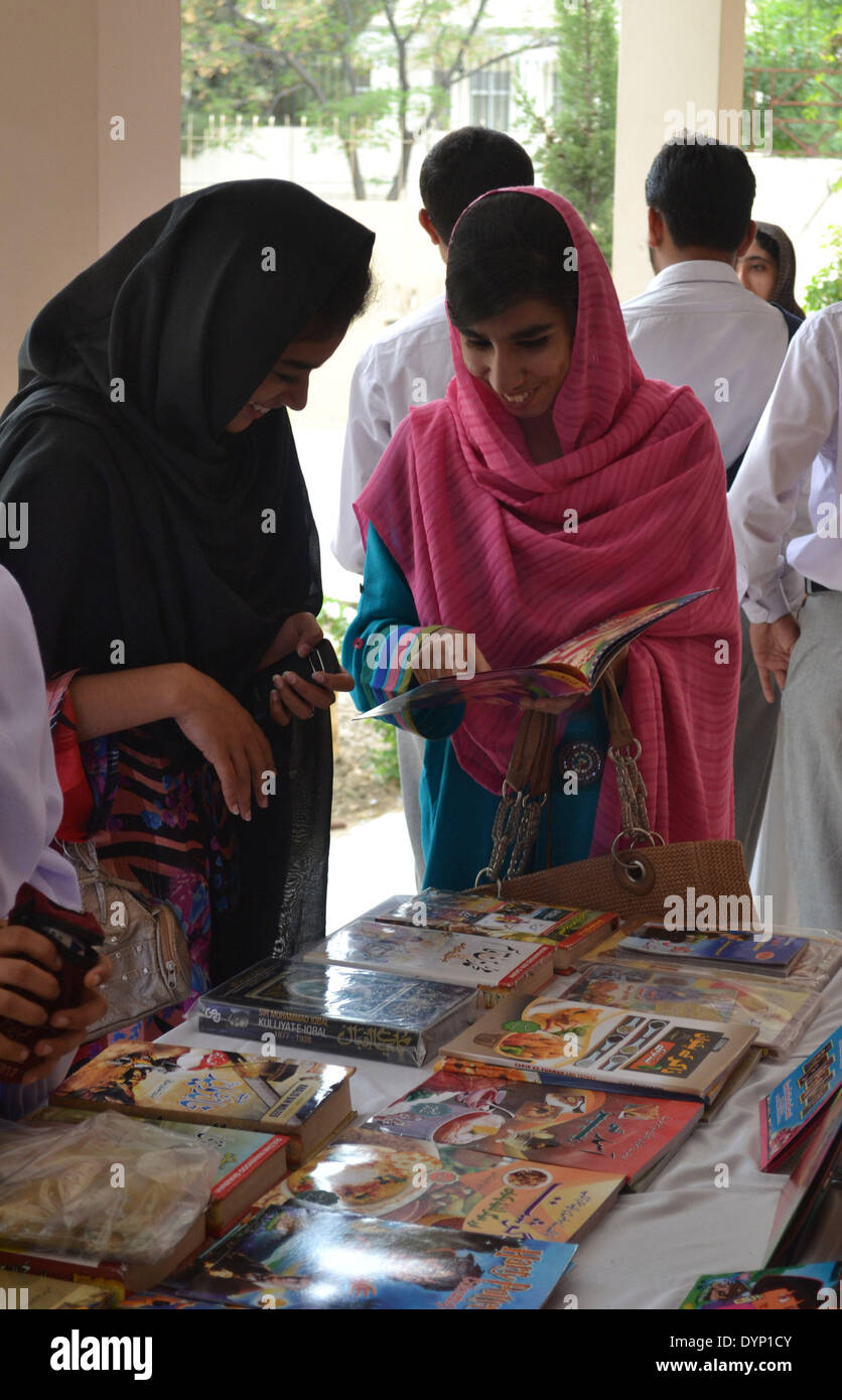 Quetta. 23. April 2014. Studenten lesen Sie Bücher in einem Buch stand am Welttag des Buches im Südwesten Pakistans Quetta am 23. April 2014. © Asad/Xinhua/Alamy Live-Nachrichten Stockfoto