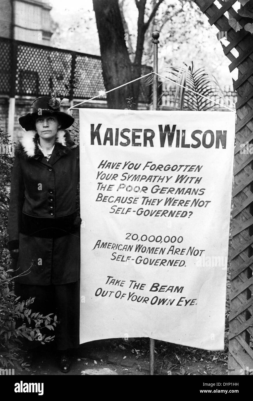 ALICE PAUL (1885-1977) US-Suffragette mit 'Kaiser Wilson' Banner Streikposten das Weiße Haus 14. August 1917. Sie wurde verhaftet. Stockfoto