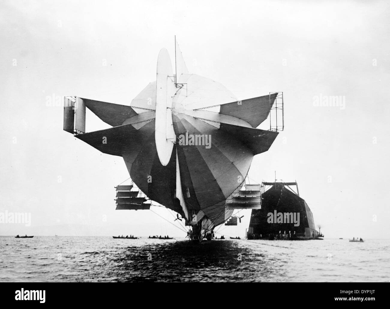 ZEPPELIN Luftschiff LZ-4 Eingabe seiner Anhänger auf dem Bodensee, Schweiz, 1908 Stockfoto
