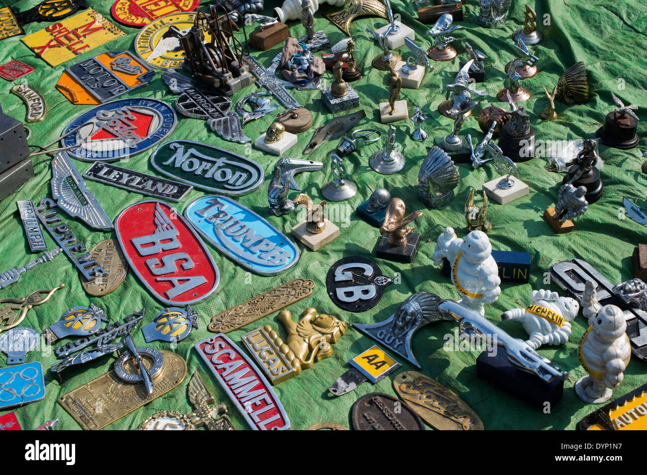 Metall gegossen Autofahren Zeichen und Kapuze Ornamente an einem Auto durcheinander. UK Stockfoto