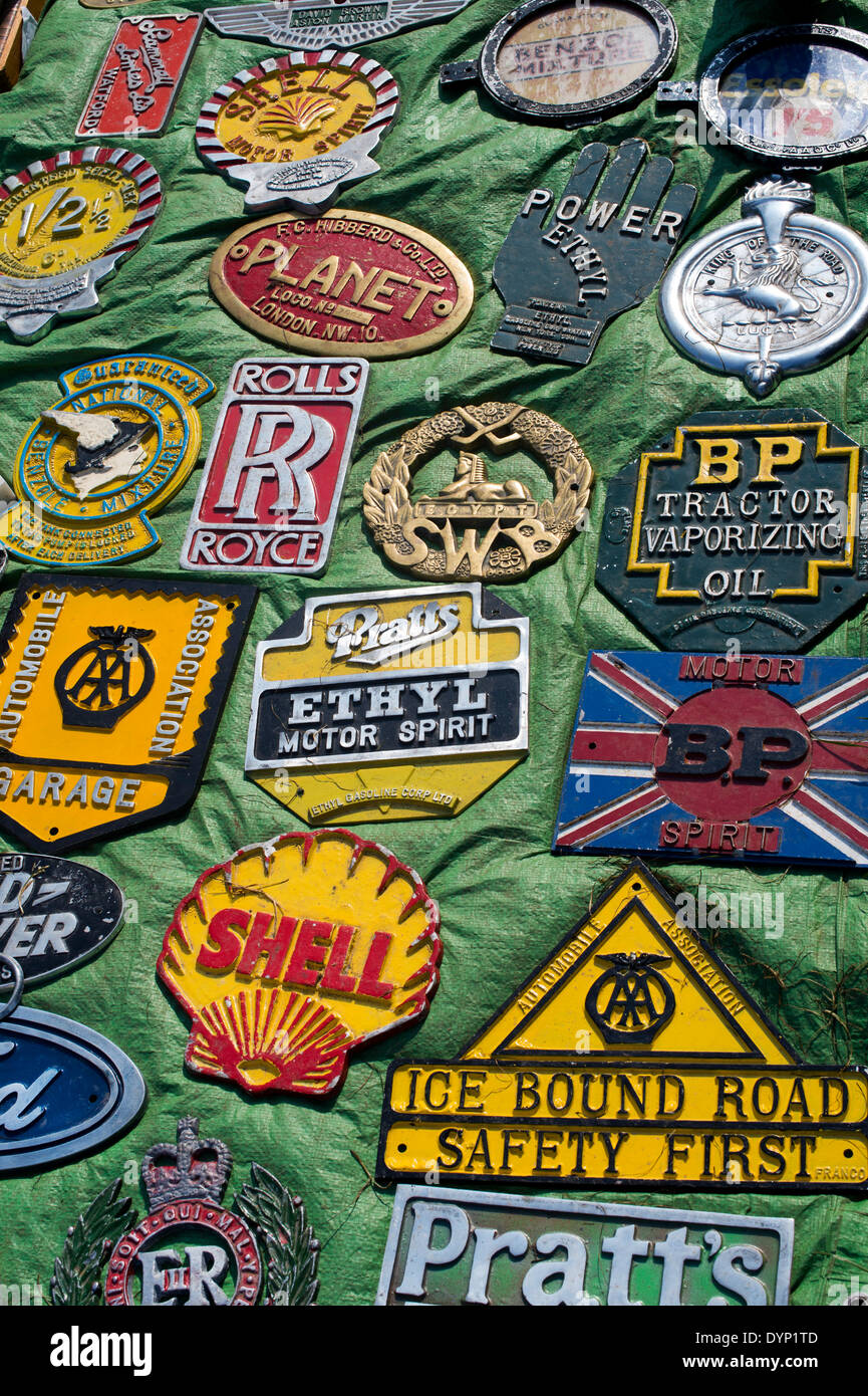 Metall gegossen Autofahren Anzeichen auf ein Auto durcheinander. UK Stockfoto