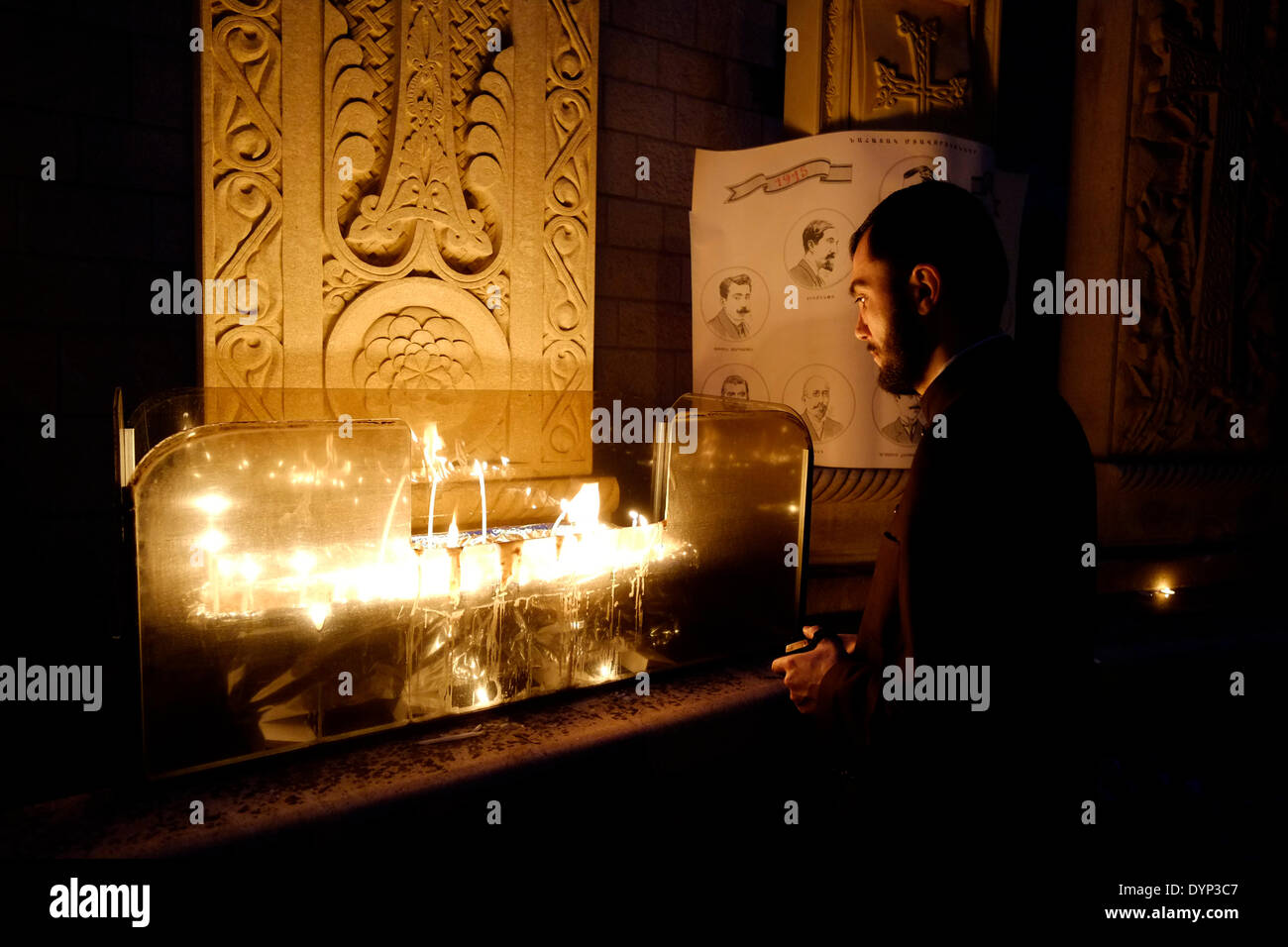 Ein armenischer Priester zündet am 24. APRIL 2014 Kerzen an der Gedenkstätte für den armenischen Völkermord an, während der Gedenkfeier zum 99. Jahrestag des armenischen Völkermordes in der Altstadt von Ostjerusalem, Israel, am Armenischen Viertel, gefeiert wird. Der Tag des Gedenkens an den Völkermord oder der Tag des Gedenkens an den Völkermord wird von Armeniern in verstreuten Gemeinden auf der ganzen Welt am 24. April begangen. Sie wird jährlich zum Gedenken an die Opfer des armenischen Völkermordes von 1915 bis 1923 abgehalten. Stockfoto