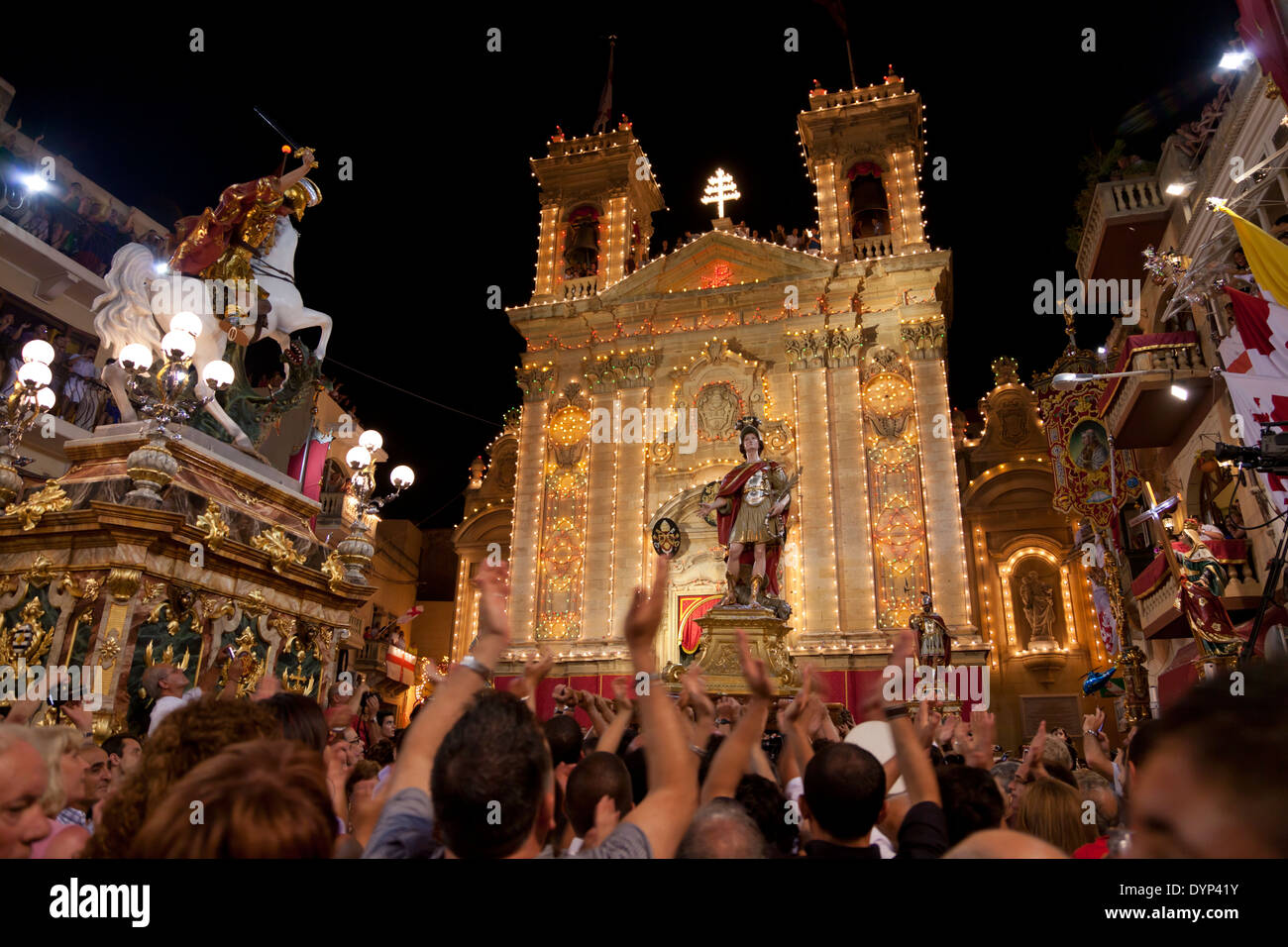Jubel und klatschte die Statue des Heiligen Gemeinde wird auf dem Stadtplatz in einer katholischen Stadt fest in Malta vorgeführt. Stockfoto