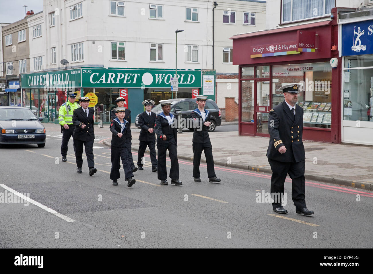 West Wickham, UK. 23. April 2014. Die nautische Ausbildung Korps marschierte auf der High Street, bevor ein Union Jack-Flagge hoch oben über den Geschäften ausgelöst wurde © Keith Larby/Alamy Live News Bildnachweis: Keith Larby/Alamy Live News Stockfoto
