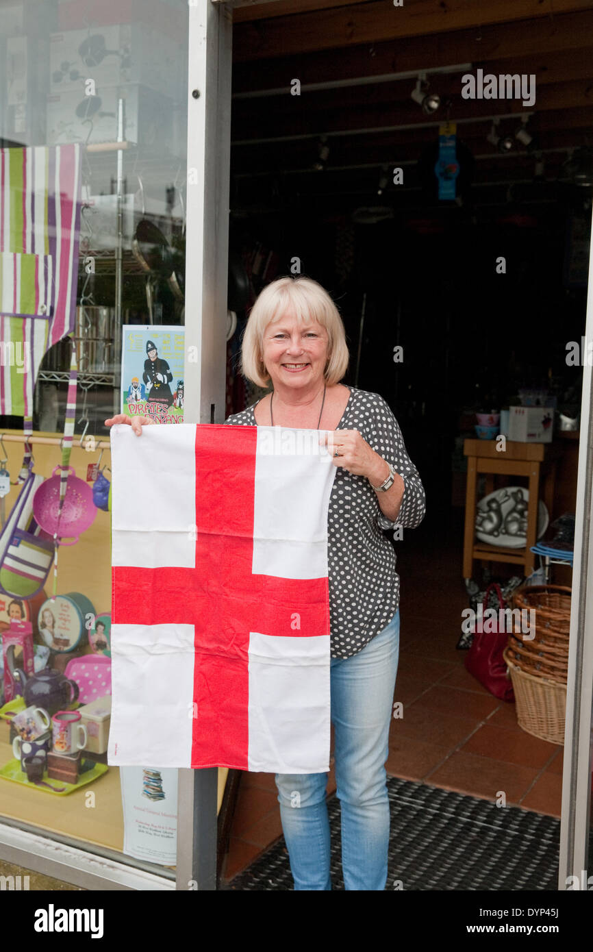 West Wickham, UK. 23. April 2014. Ein Ladenbesitzer mit ihrem St George Flagge in West Wickham High Street St George es Day zu feiern. Bildnachweis: Keith Larby/Alamy Live-Nachrichten Stockfoto