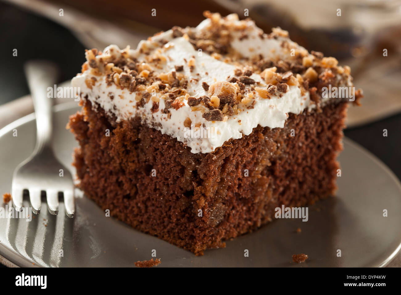 Hausgemachte Toffee und Schokolade Kuchen mit Vanille Frosting Stockfoto