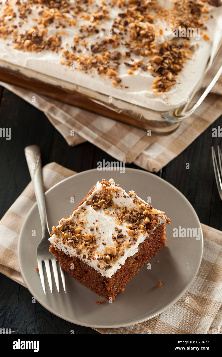 Hausgemachte Toffee und Schokolade Kuchen mit Vanille Frosting Stockfoto
