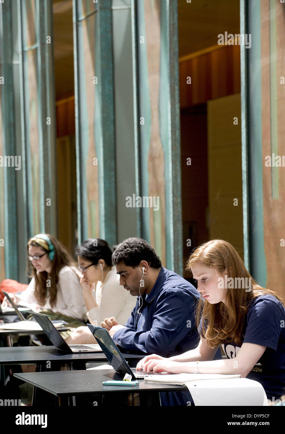 Ann Arbor, Michigan, USA. 23. April 2014. Studenten an der University of Michigan Ross School of Business studieren Abschlussprüfungen am 23. April 2014. © Mark Bialek/ZUMAPRESS.com/Alamy Live-Nachrichten Stockfoto