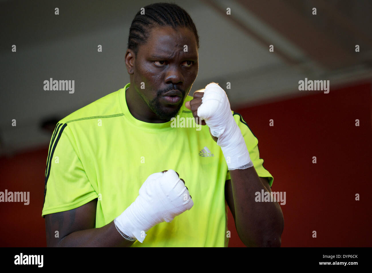 Moskau, Russland. 23. April 2014. Ein offenes Training der Weltmeister in der ersten WBA Schwergewichts-Champion Guillermo Jones. Bildnachweis: Anna Sergeeva/ZUMAPRESS.com/Alamy Live-Nachrichten Stockfoto
