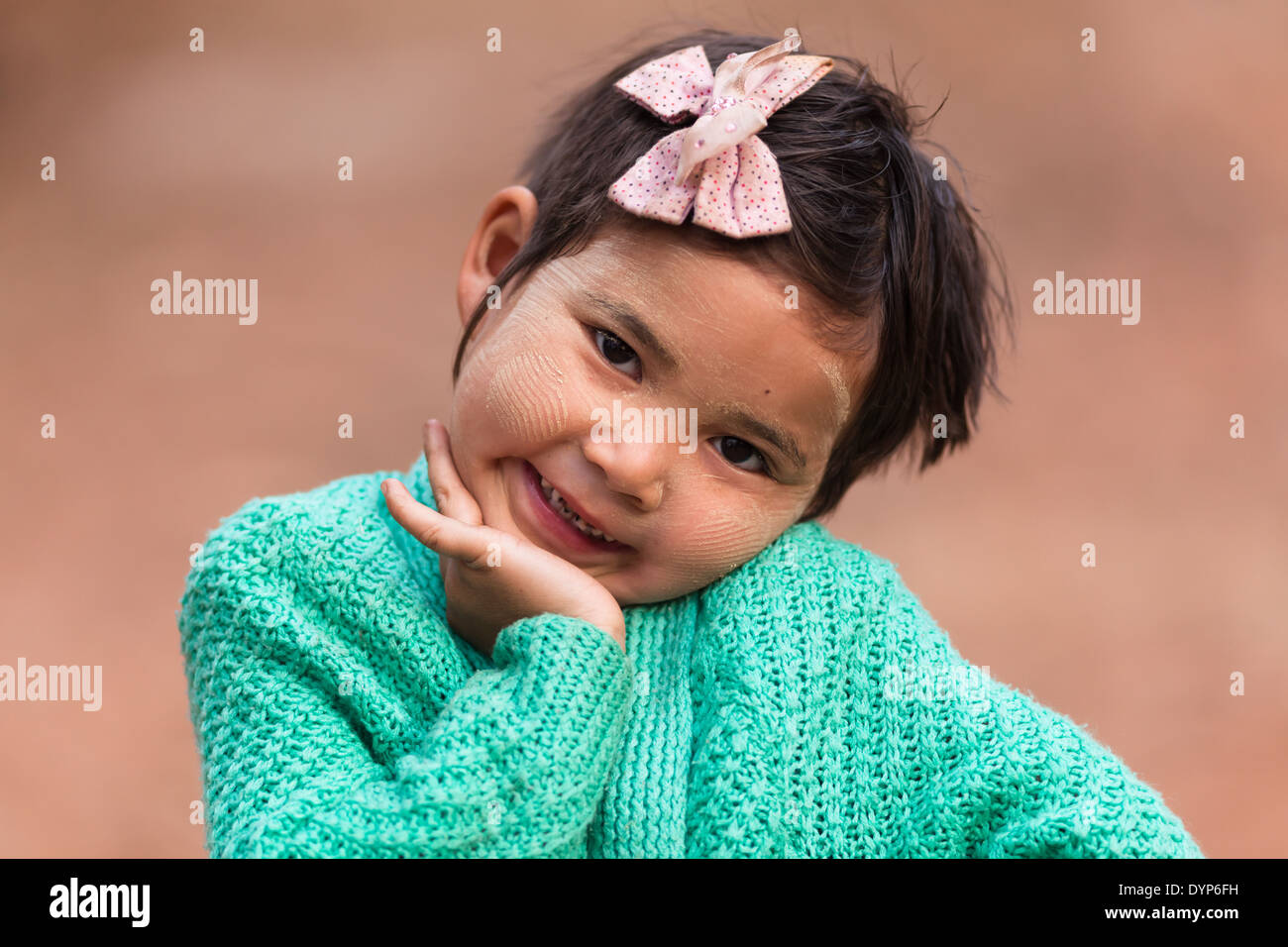 Lächelte Mädchen mit Thanaka auf ihrem Gesicht, Hsipaw, Shan State in Myanmar (Burma) Stockfoto