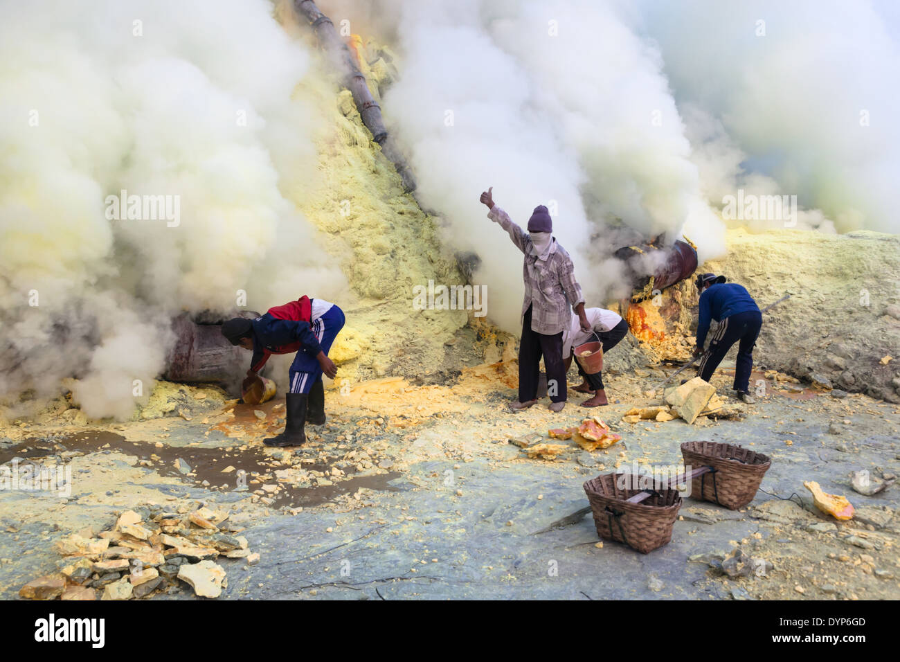 Schwefel-Bergbau-Betrieb am Kawah Ijen, Banyuwangi Regency, Ost-Java, Indonesien Stockfoto