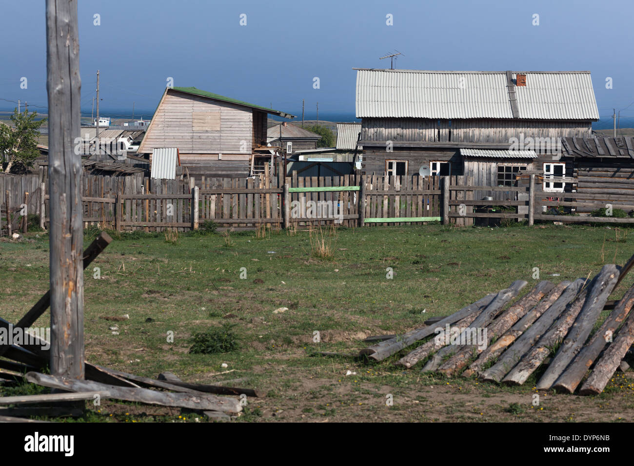 Holzbauten in Bolshoe Goloustnoe auf dem Baikalsee, Sibirien, Russland Stockfoto