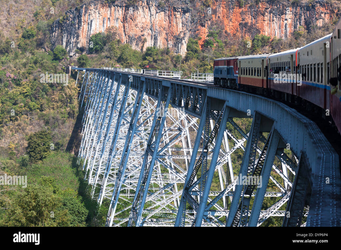Zuges des Gokteik-Viadukts (Richtung – von Pyin U Lwin, Kyaukme), Shan State in Myanmar Stockfoto