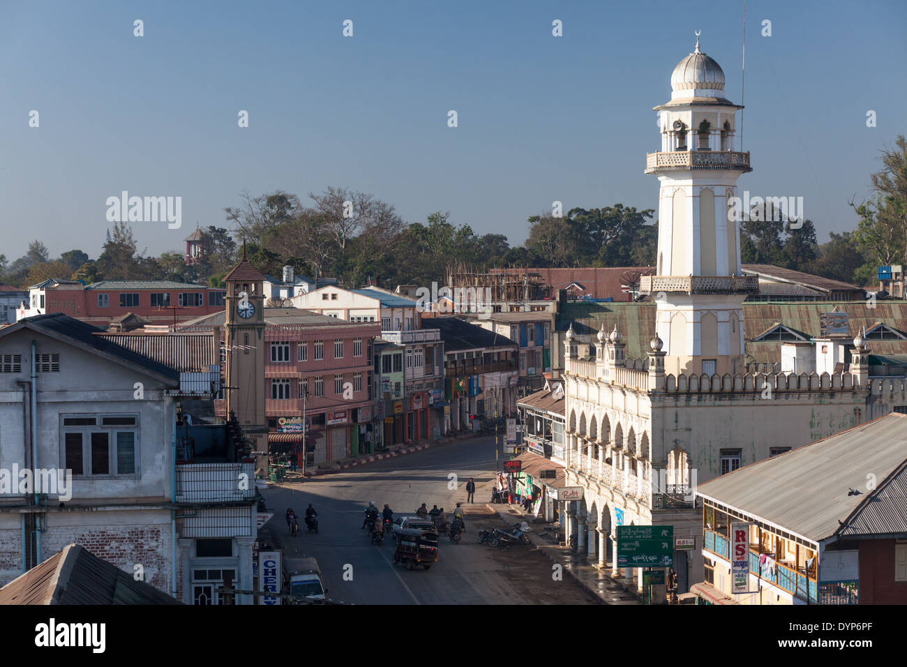 Stadtbild von Pyin U Lwin mit Moschee auf der rechten Seite, Mandalay Region, Myanmar Stockfoto