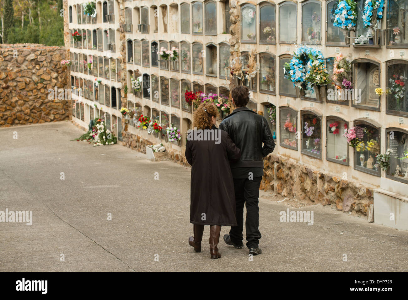 Wand Nischen Bestattungen mit unkenntlich Mutter und Sohn besuchen des Vaters Grab, Friedhof Barcelona, Spanien Stockfoto
