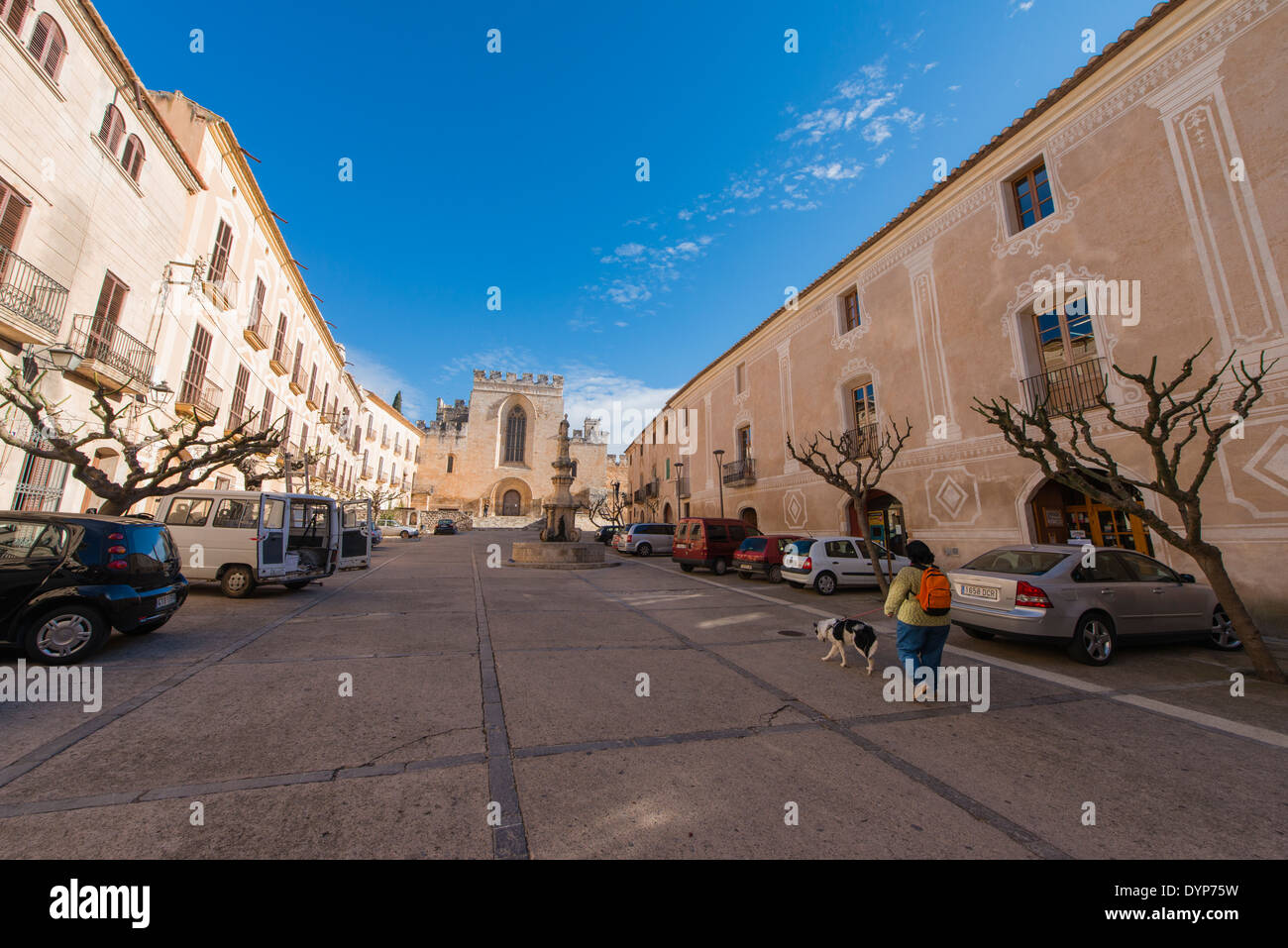 Hauptstraße von den inneren Bereich der das Kloster von Santes Creus, Spanien, führt auf das Denkmal selbst Stockfoto