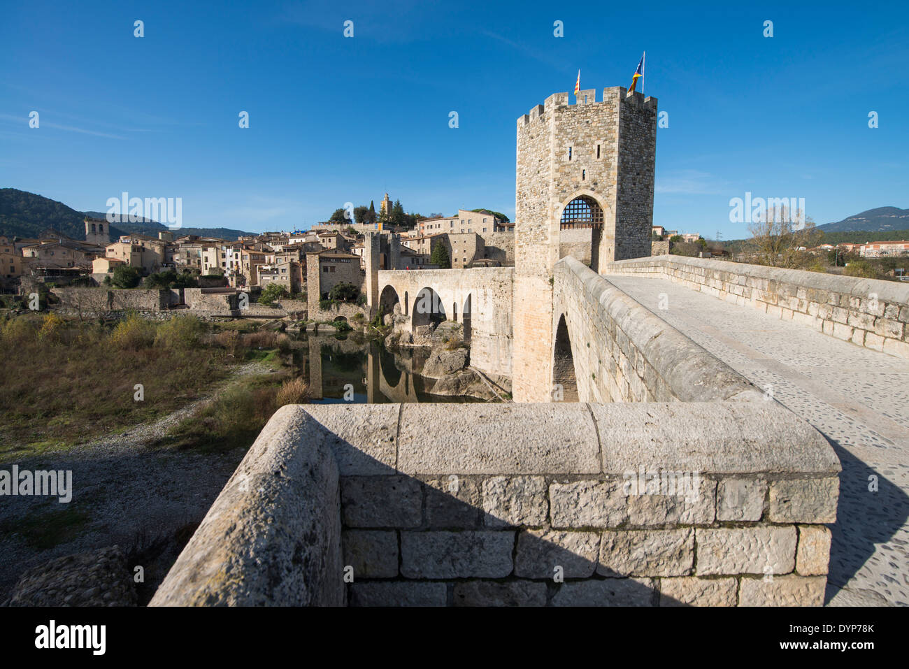Brücke über den Fluss Fluvià in der Stadt Besalú, Girona, Spanien Stockfoto