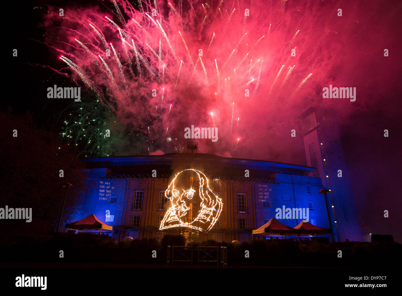 Stratford-upon-Avon, Vereinigtes Königreich. 23. April 2014. Ein Feuerwerk an das Royal Shakespeare Theatre in London beginnt die Feierlichkeiten zum 450. Geburtstag Shakespeares. Die Anzeige gipfelte in einem flammenden Porträt vor dem Theater. Bildnachweis: Andrew Fox/Alamy Live-Nachrichten Stockfoto