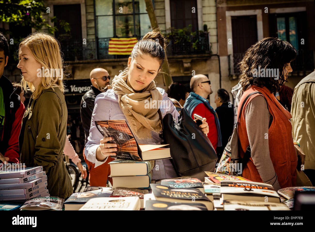 Barcelona, Spanien. 23. April 2014: Junge Leute genießen das Angebot eines der Hunderte von Buch Stände Barcelona in eine riesige open Air Bibliothek am St Jordi Tag konvertieren. Bildnachweis: Matthi/Alamy Live-Nachrichten Stockfoto