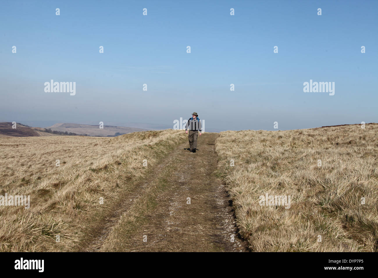 Walker auf Axt Rand Moor im Peak District National Park Stockfoto