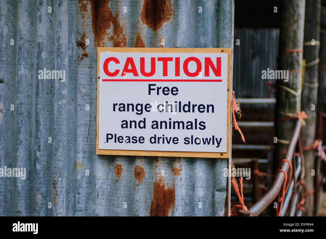 Schild mit der Aufschrift Vorsicht, Freilandhaltung, Kinder und Tiere, fahren bitte langsam Stockfoto