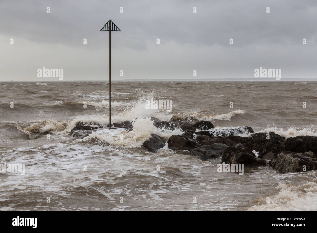 Seegang und Wellen brechen sich am Felsen in stürmischen Unwetter bei Lee auf Solent, Hampshire, UK Stockfoto