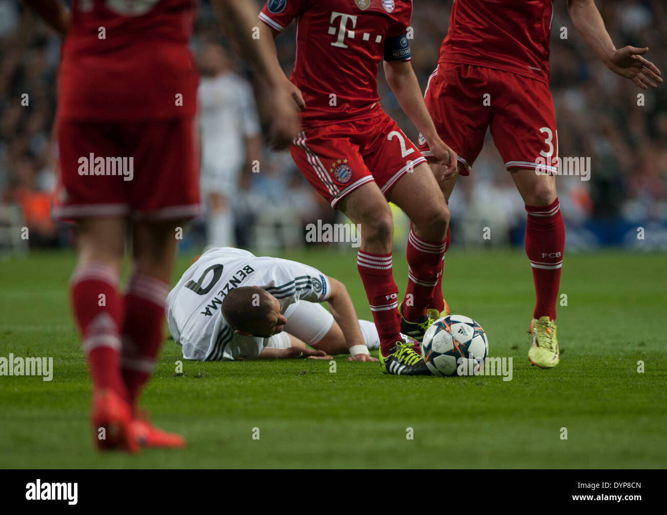 Madrid, Spanien. 23. April 2014. Real Madrids Karim Benzema (unten) fällt auf den Boden während der UEFA Champions League-Halbfinale Bein ersten Fußballspiel gegen die Bayern in Madrid, Spanien, 23. April 2014. Real Madrid gewann das Spiel 1: 0. © Xie Haining/Xinhua/Alamy Live-Nachrichten Stockfoto