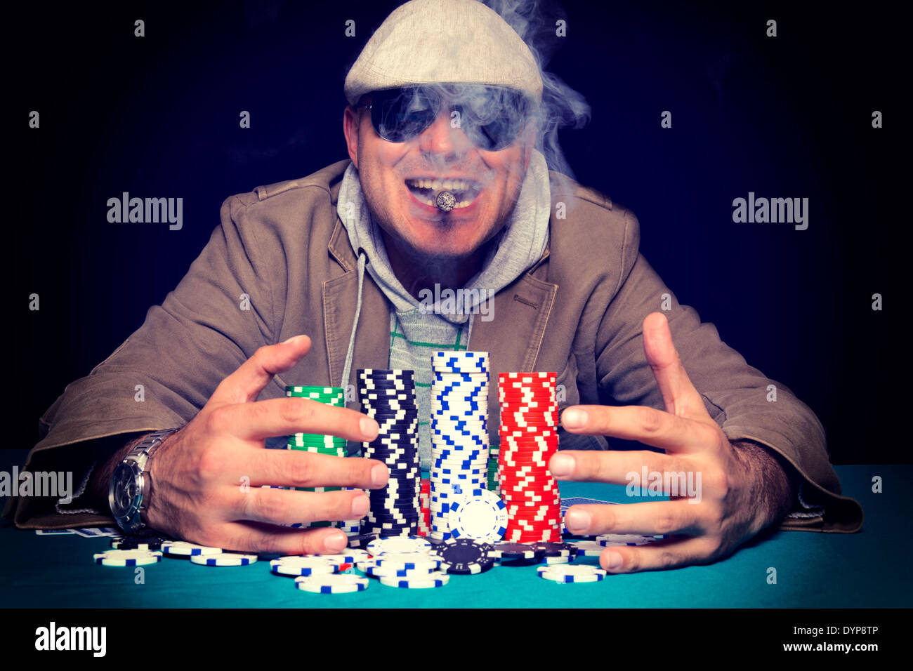 Mensch auf dem Pokerspiel zu gewinnen. Selektiven Fokus auf den Kopf des Mannes Stockfoto