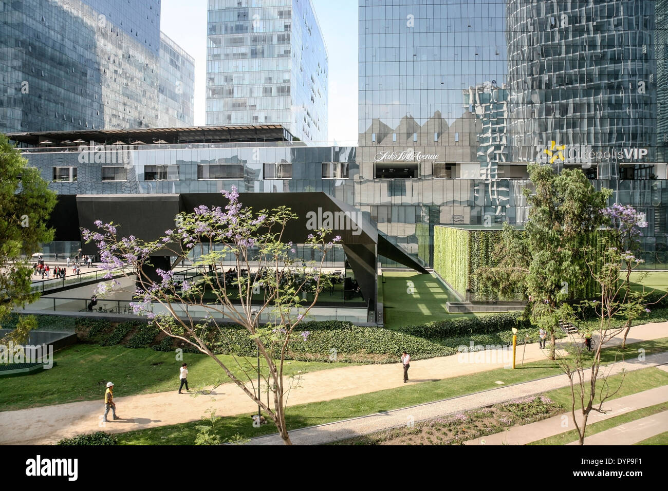 wellige Spiegelungen einschließlich sah Zahn Dach des Museo Jumex in Hochhaus Glastürmen von gemischt genutzten Büro Einzelhandel Wohn plaza Stockfoto