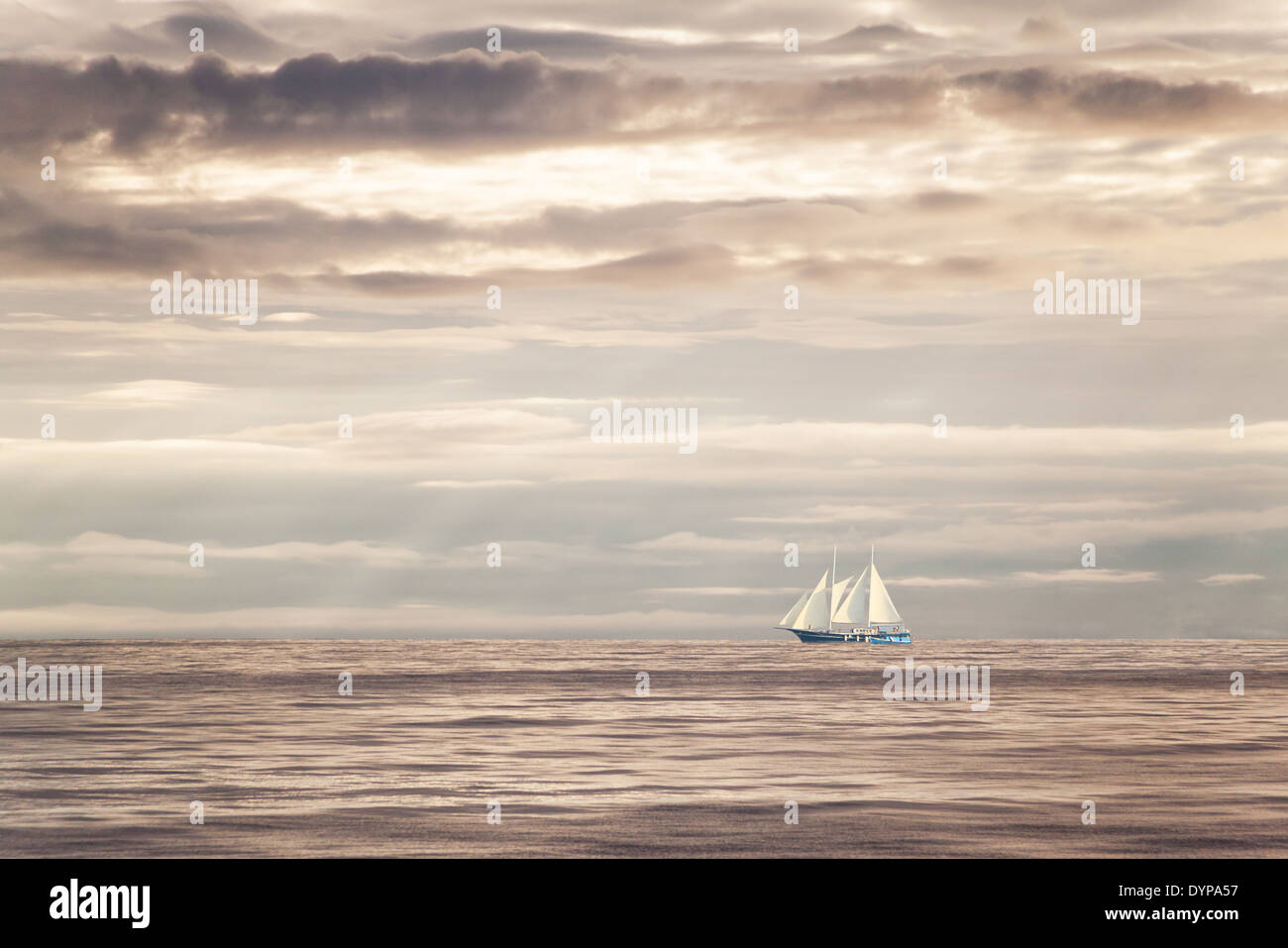 Träume und Freiheit... Segelboot auf dem offenen Meer bei Sonnenuntergang. Stockfoto
