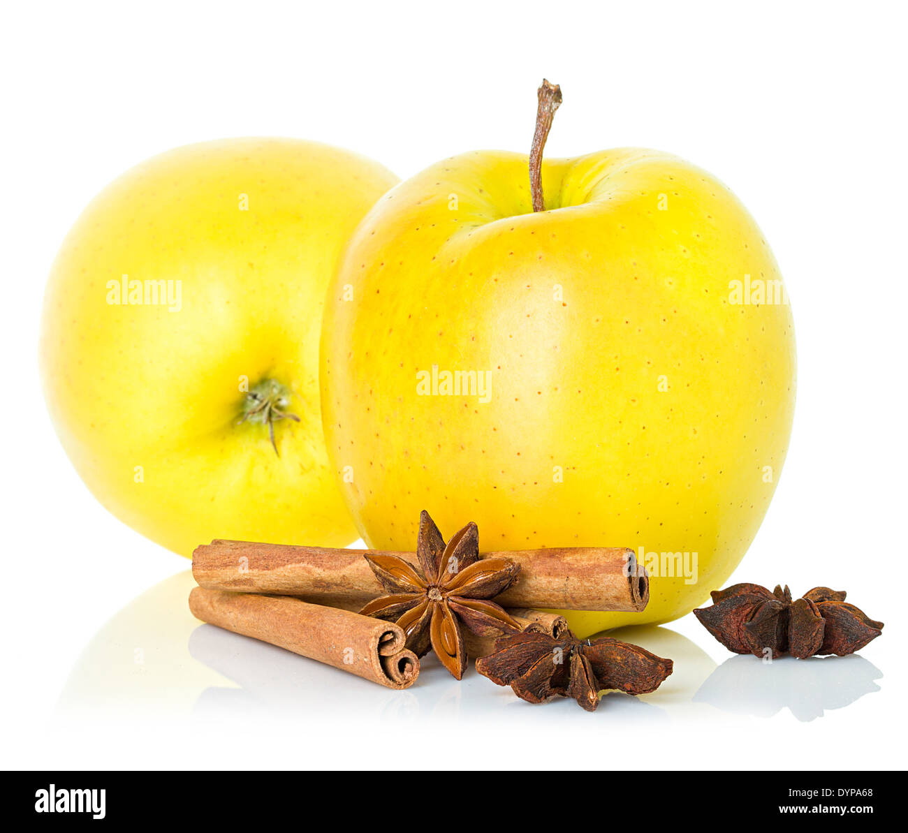 Reifer gelber Apfel mit Zimtstangen Stockfoto